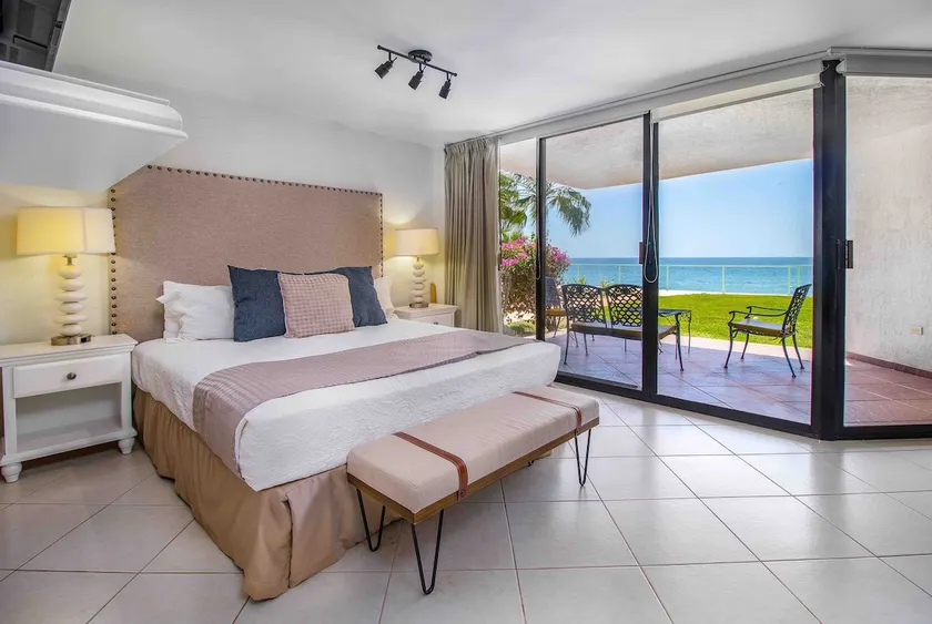 A condominium in front of the pool and beach - Image 1