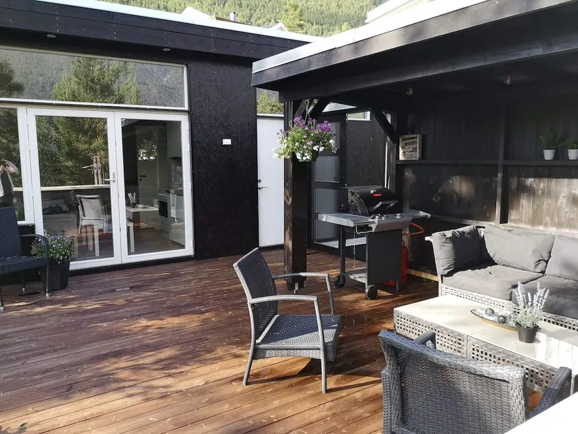 Guest house in Sogndal overlooking fjords and mountains - Image 1