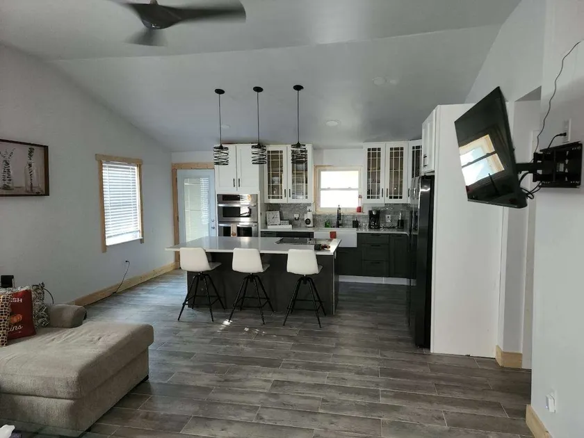 Bright, airy 2-bedroom home, fenced in back yard - Image 1