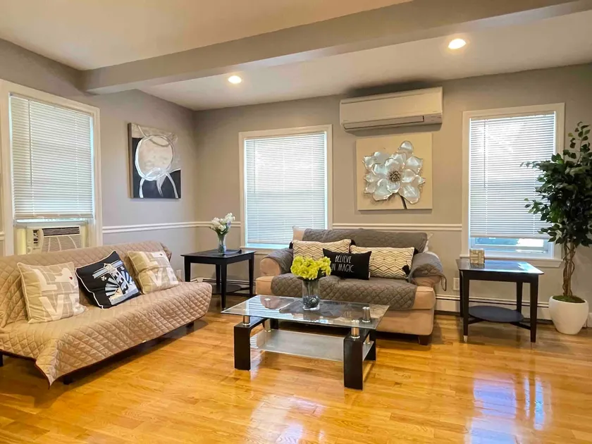 Varsity One w/2BRs, 1 bath, 4-5 guests - Image 1