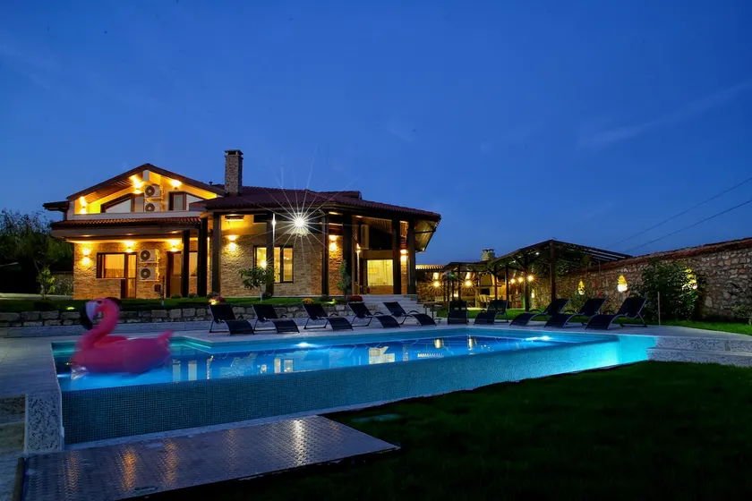 Heaven Hills, Luxury Villa for 18 wtih Pool & BBQ - Image 1