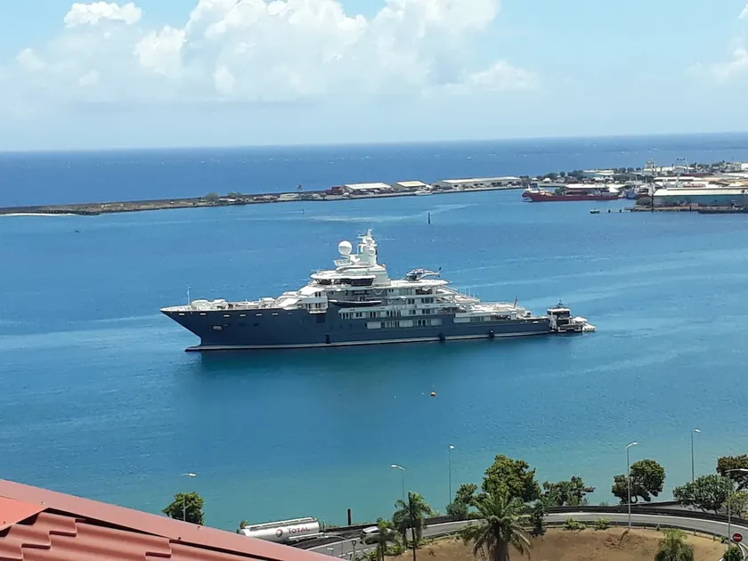 Beautiful sea view of the arrival of cruise ships, - Image 1