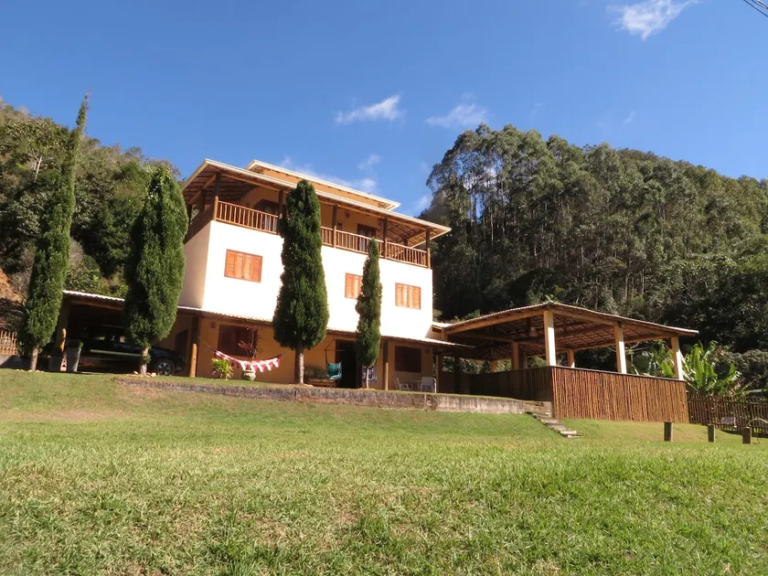 Farmhouse with waterfall near Santa Teresa - Image 1