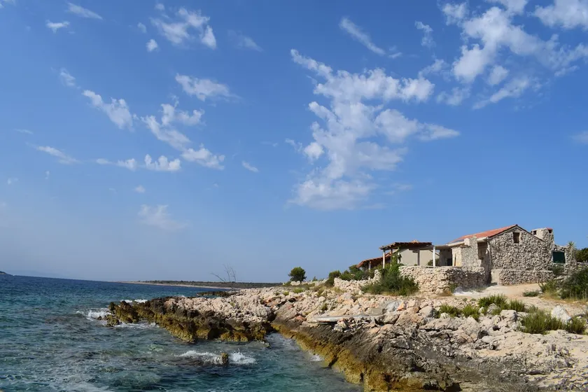 Robinson house with clear blue sea - Image 1