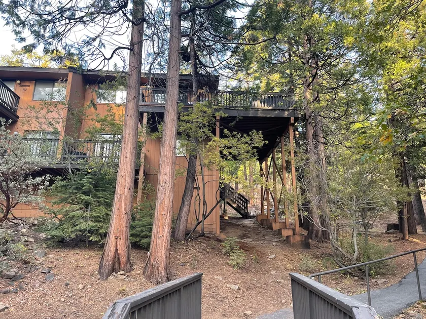 Wesley's Wonderland - Shaver Condo with large deck - Image 1