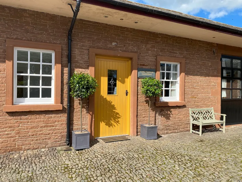 Converted Stables - Scenic 'Courtyard Cottage' - Image 1