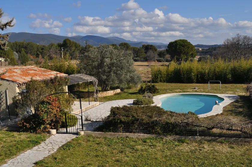 House with pool facing the Chateau de Lourmarin - Image 1