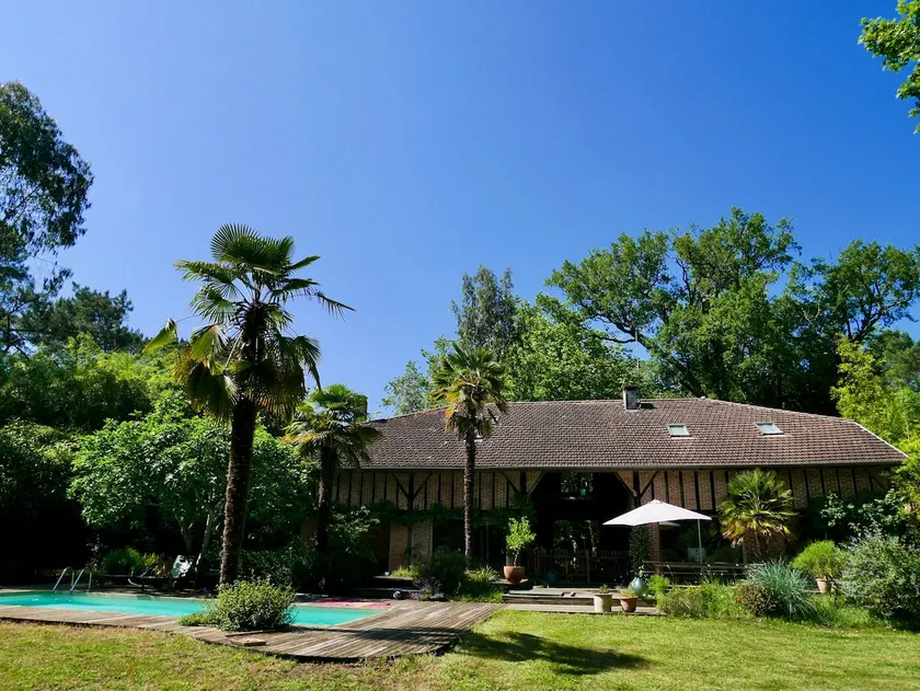 Large bright house on beautiful park. - Image 1