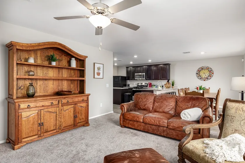 5 Bedroom 3 Full Bath Convenient Location with SPA - Image 1