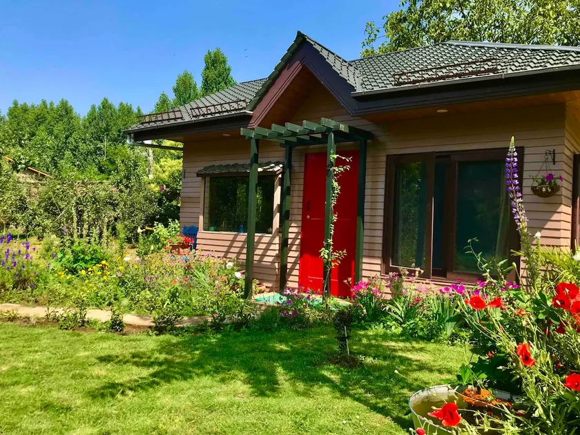 An exquisite cottage with a loft near Dal Lake. - Image 1
