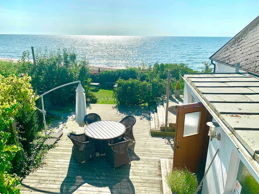 Picturesque house next to beach - Image 1