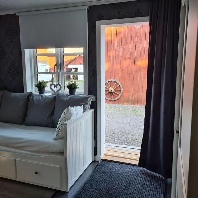 Newly renovated cottage on horse farm - Image 1