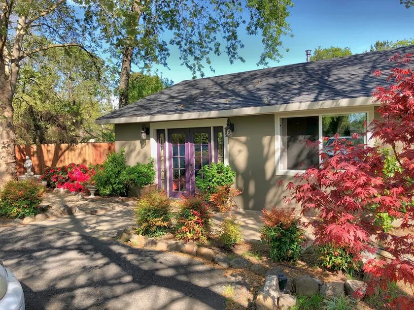 Private Cottage, Country Setting Close to Plaza - Image 1