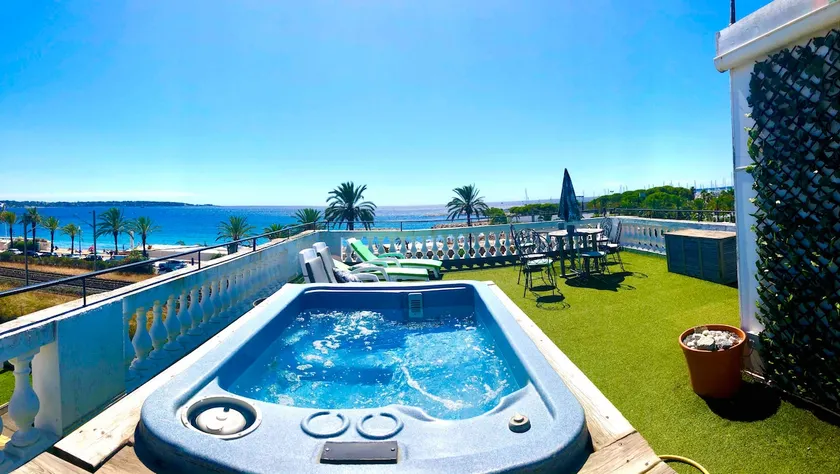 Sea-facing villa for 10-12 people. Beach in front. - Image 1