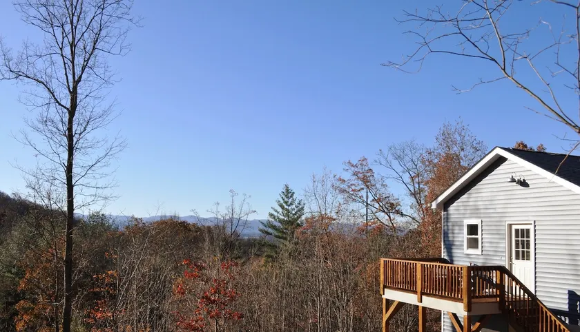 Treetops in North Asheville - Private & Convenient - Image 1