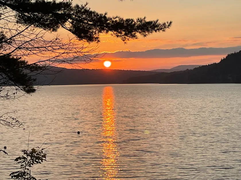 Adirondack Lakefront Getaway - Image 1