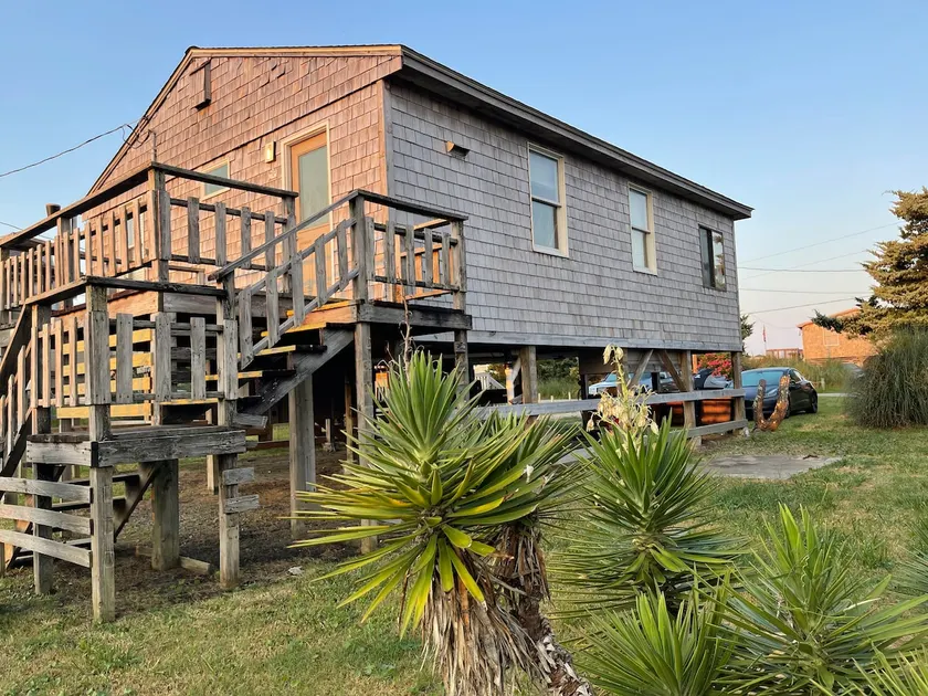 Cozy Beach Cottage on water, walk to beach - Image 1