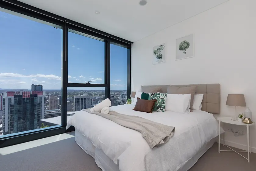 Amazing Views Spacious Living in Skytower, Carpark - Image 1