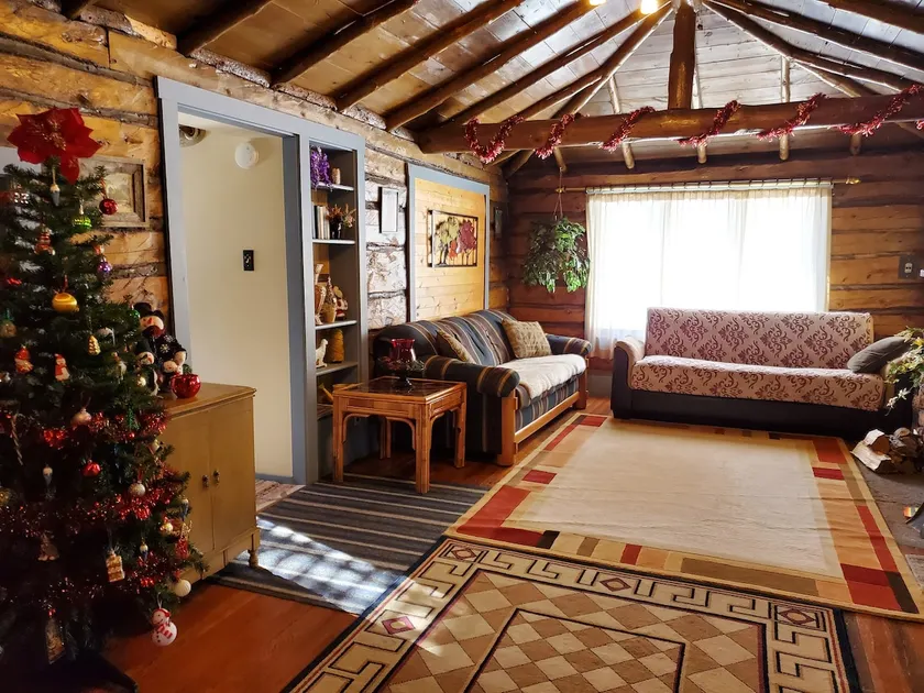 1900's Log Cabin with Spectacular Valley View - Image 1