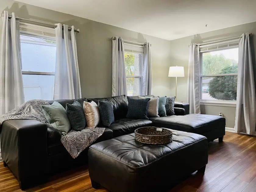 Modern, Spacious, and Clean 2 Bedroom Townhome - Image 1