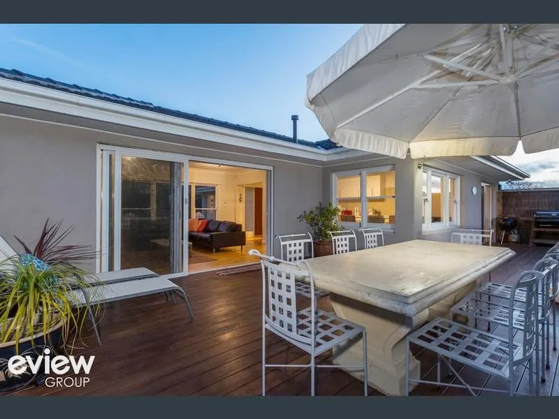 Coastal Charm: Pet-Friendly, Fire Pit, Beach 100m! - Image 1