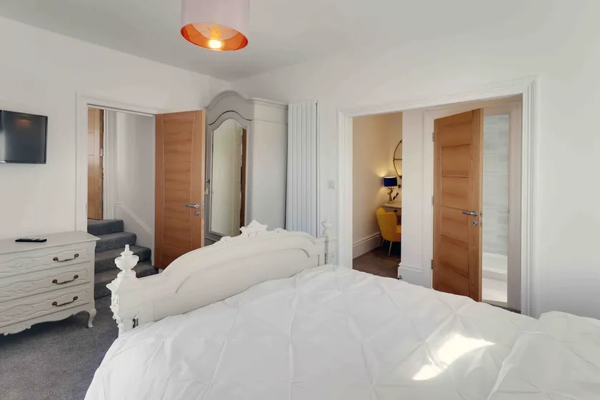 Master accommodation suite 2 sea view with balcony - Image 1