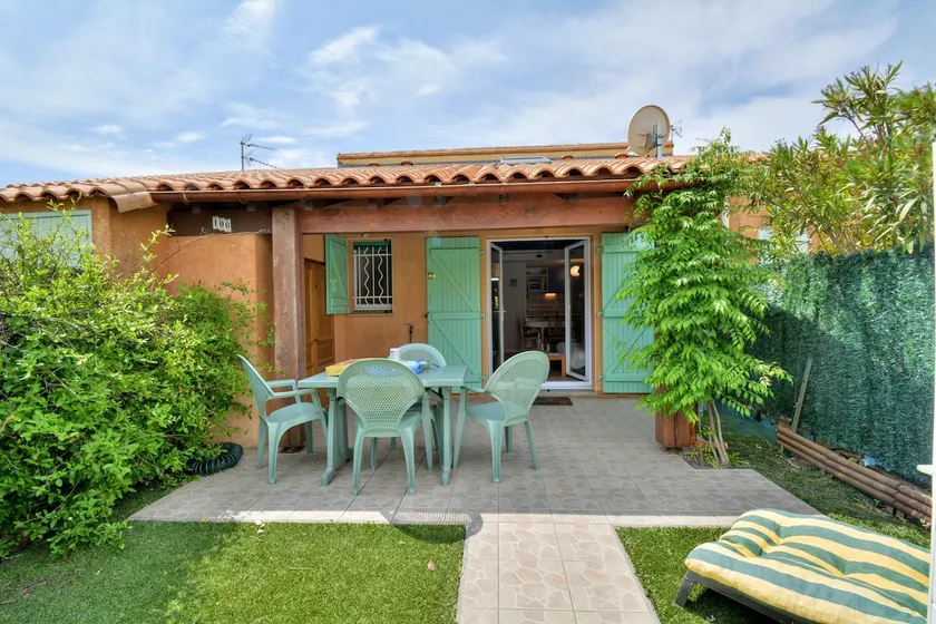 Villa avec jardin et terrasses - Image 1