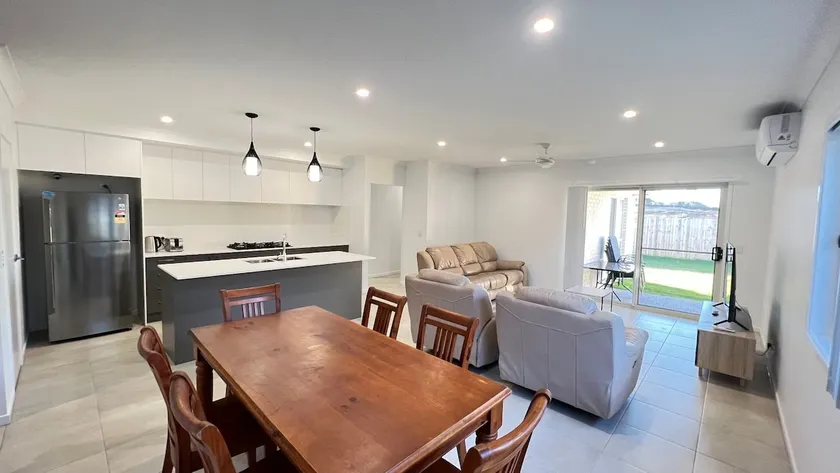 Near new 4Bed House master with ensuite and A/C - Image 1