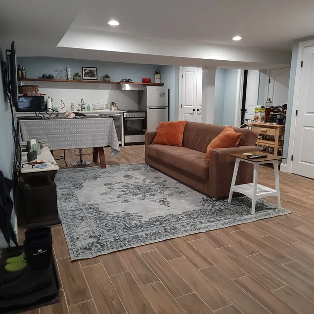 Two bedroom urban oasis with off street parking - Image 1