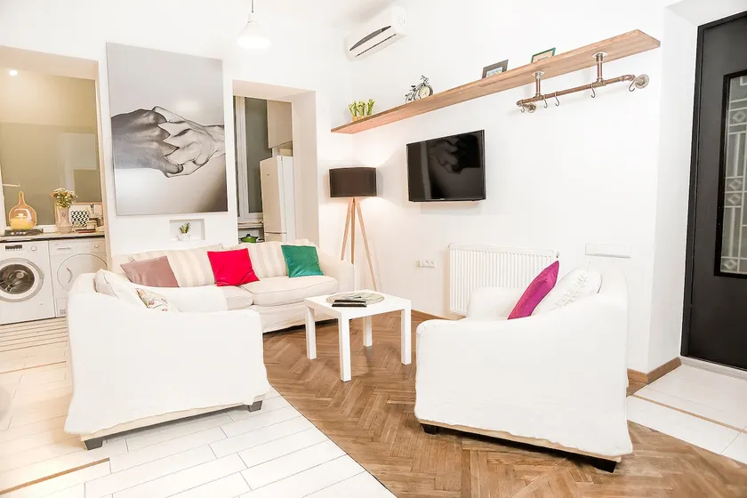 Elegant 2BR 80m² | Balcony | Central Tbilisi - Image 1