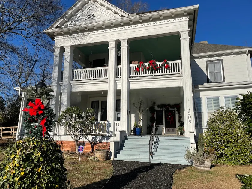 The Charming White House - Image 1