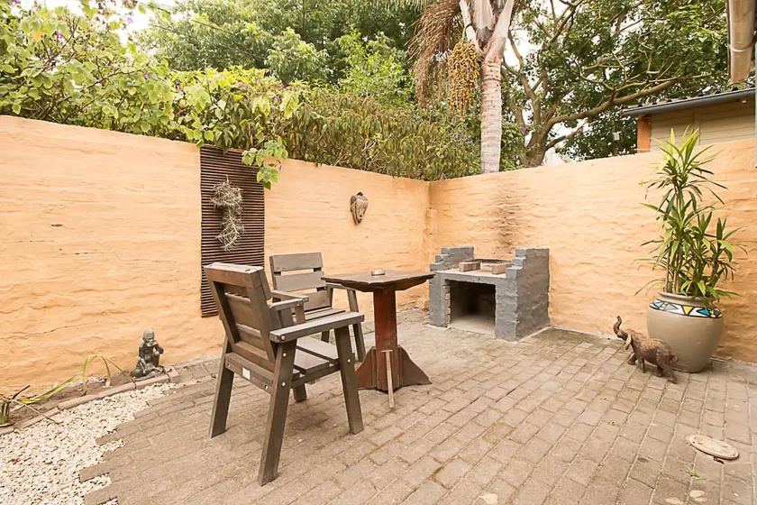 Inyathi Guest Lodge & Self Catering Chalets - Image 1