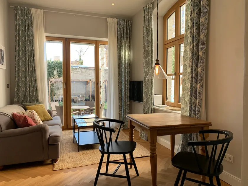 Chic Apt. - overlooks garden, quiet, 15mins to Dom - Image 1