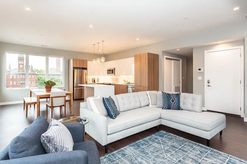 Modern 2 Bedroom with Parking - Image 1