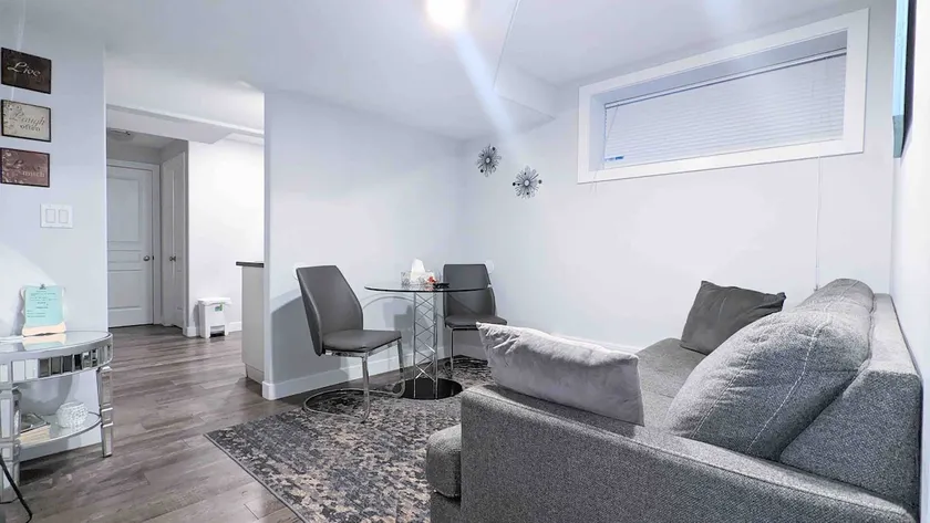 Charming 3BR Detached House in Stonebridge - Image 1