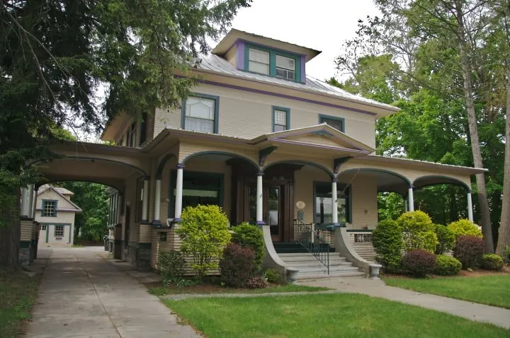 Glens Falls Inn- House with 6 bdr/6.5 baths - Image 1