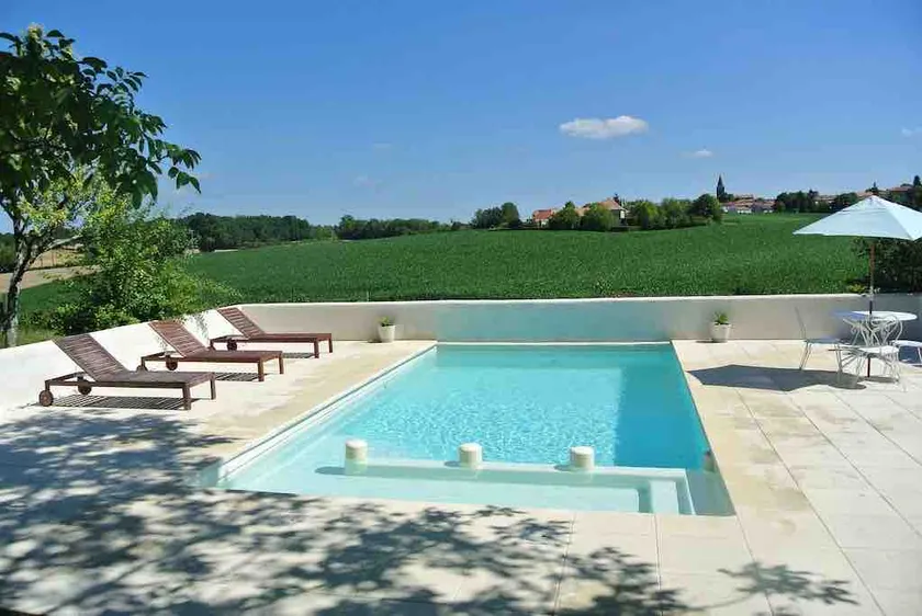 Pretty Country Home - Own Pool & Walk to Village - Image 1