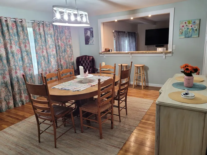 Cozy, quiet 3 bdrm home nearby local amenities - Image 1