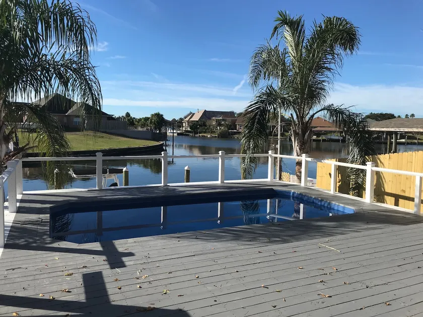 Windward - New Orleans Area Waterfront Hjem med pool - Image 1