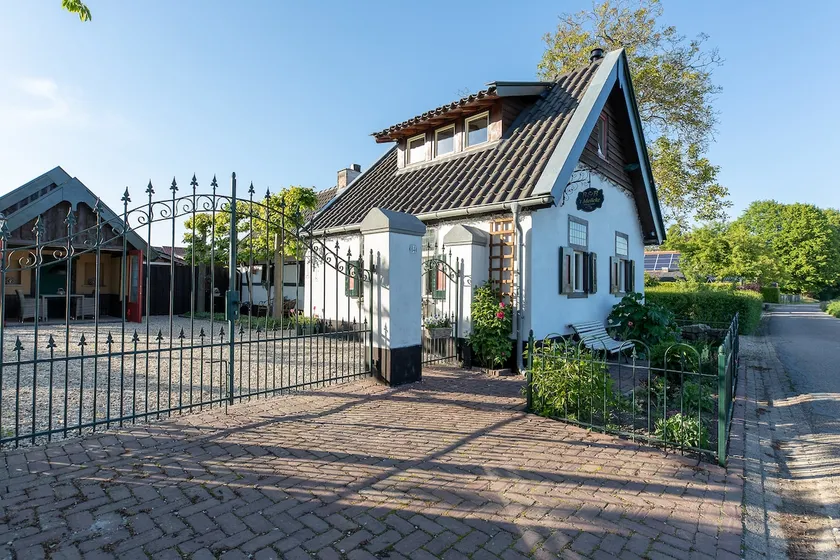 Nostalgic house with beautifull view on fields - Image 1