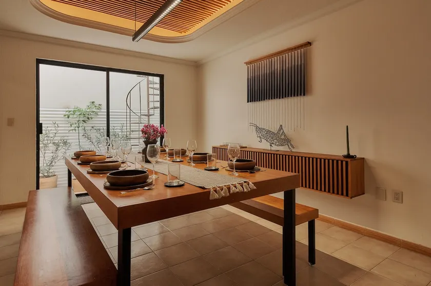 The Middle House. Location + Terrace + Garage - Image 1