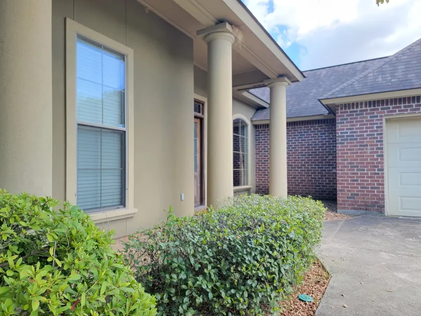 Peaceful lakefront home near LSU - Image 1