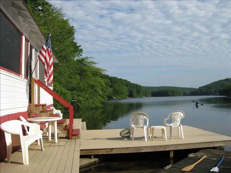 Lakeside cottage ON the water with beautiful views up the lake! - Image 1