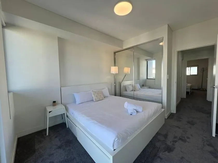 Spacious 2BR 2Bath City Views, Parking & Bathtub - Image 1