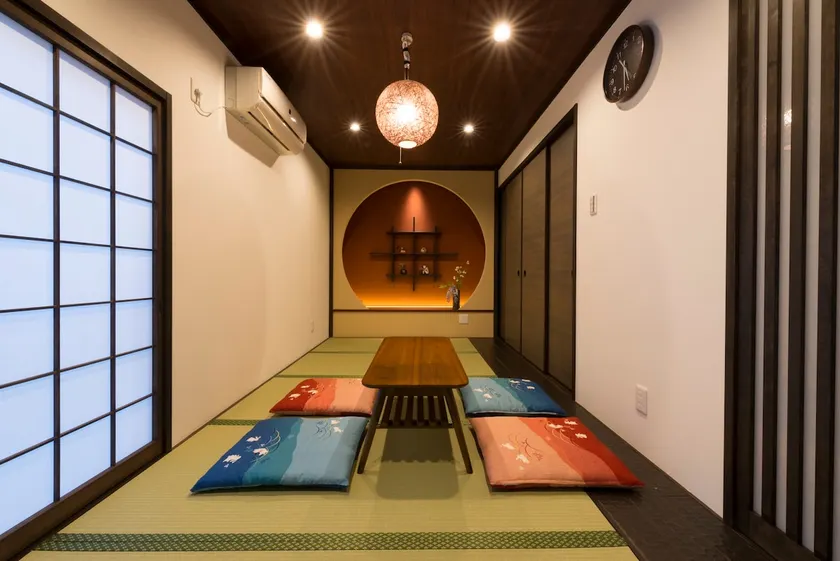 [Officially Approved Homestay] Located in the sightseeing area of Osaka, a 3-story building with convenient transportation and a large room! - Image 1