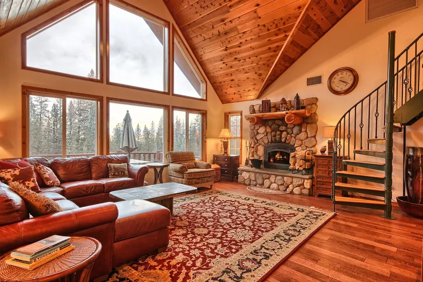 Shanks' lodge is the ultimate home in the woods for large groups. - Image 1
