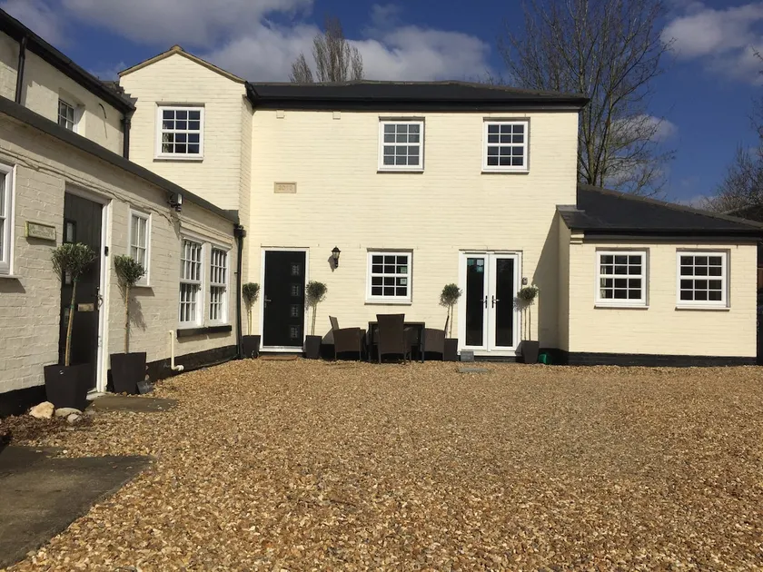 3 BR Ensuite Cottage Private Garden Parking Near St Neots - Image 1
