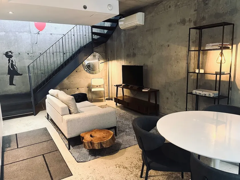 UE - 08 loft - Image 1