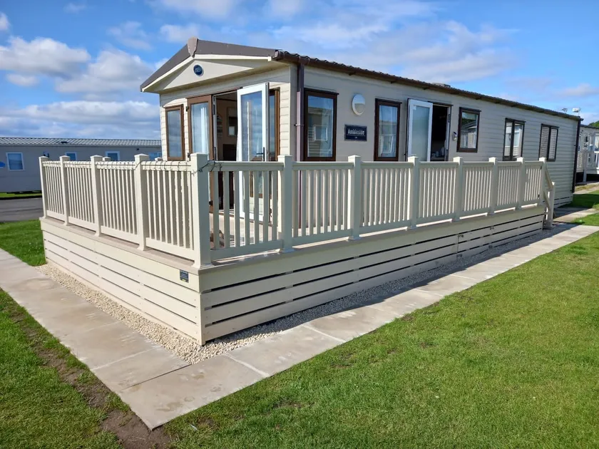 Beautiful modern 2 bedroom caravan with decking. - Image 1