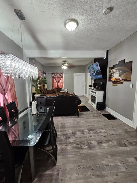 High Ceilings | King Beds | 85” TV | Near Downtown - Image 1